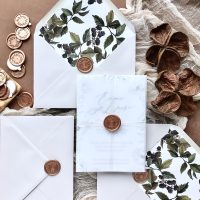 Kirjekuoret manteli, mantelinväriset kuoret hääkutsuille, sinetit ja kirjekuoren sisäpaperi