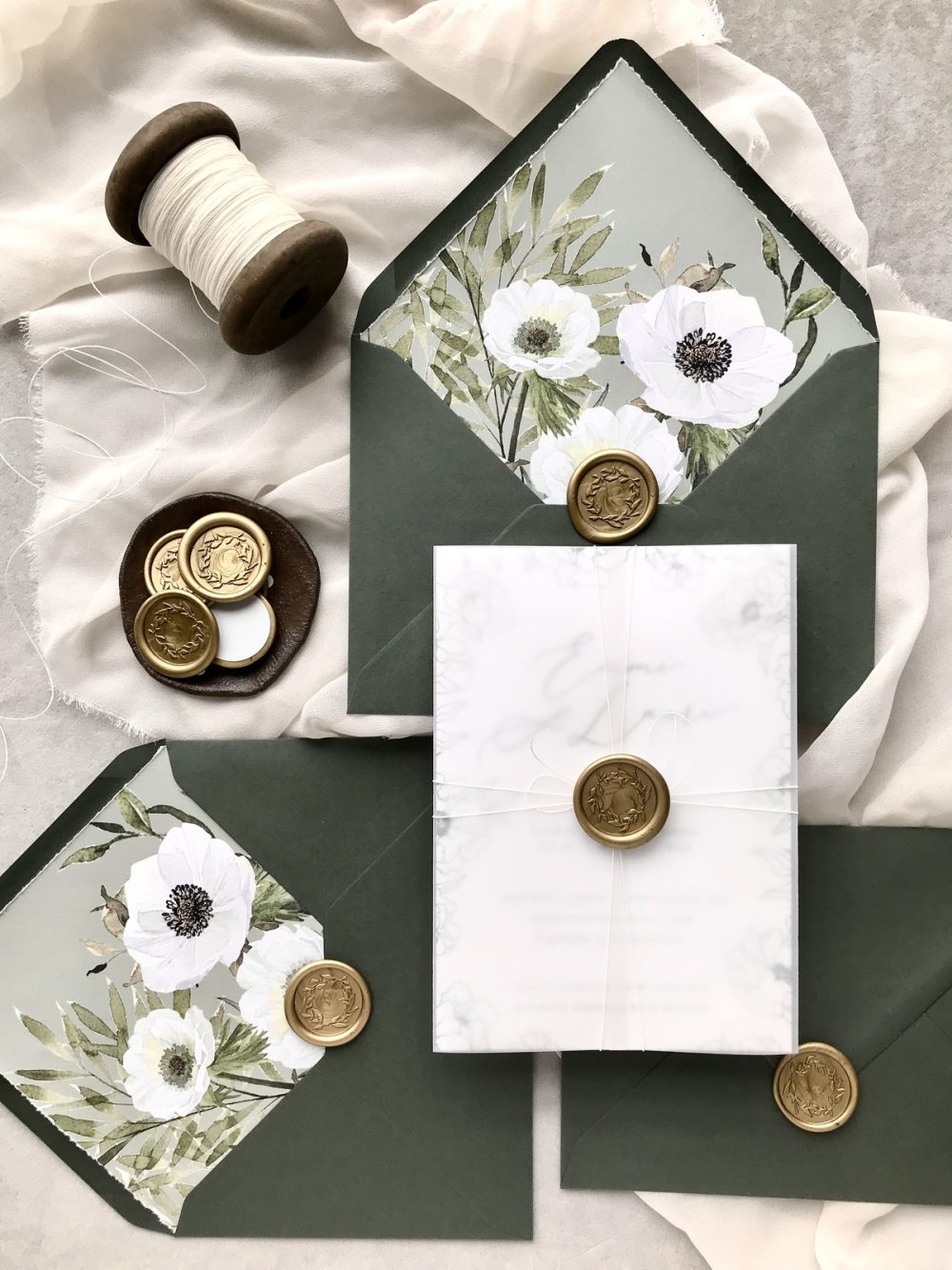 kirjekuoret-metsa-stailattu-setti Kirjekuori metsä, metsänvihreät kuoret hääkutsuille, vihreä kirjekuori, sinetit ja kirjekuoren sisäpaperit