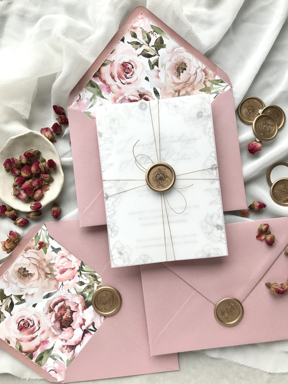 kirjekuoret-roosa-stailattu-setti Kirjekuoret roosa, vanharoosa kuoret hääkutsuille, sinetit ja kirjekuoren sisäpaperit